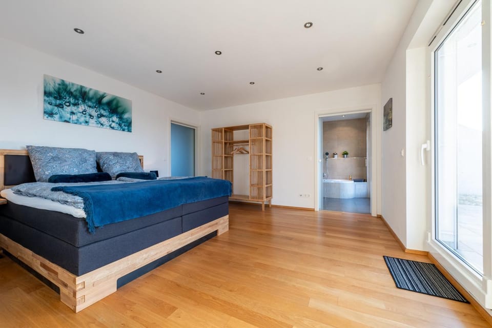 Photo of the whole room, Bedroom