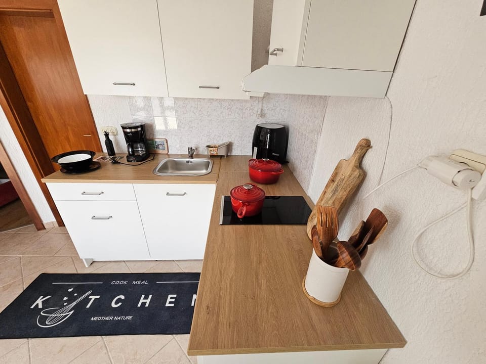 Coffee/tea facilities, Kitchen or kitchenette, stove