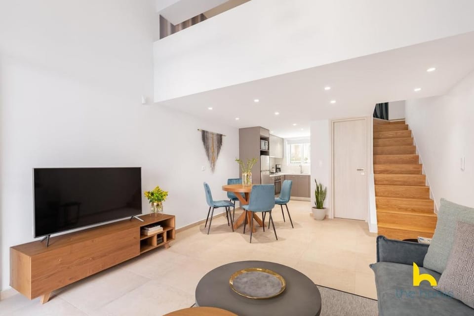 Modern Athenian Habitat near Acropolis & Metro! Apartment in Athens
