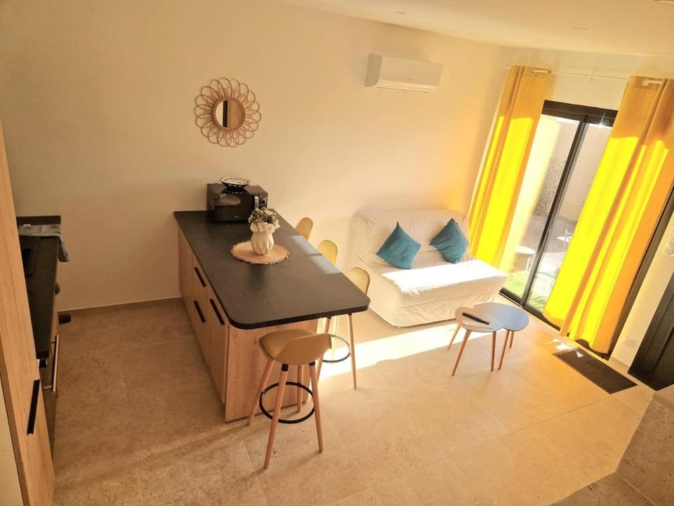 Kitchen or kitchenette, Living room, Seating area