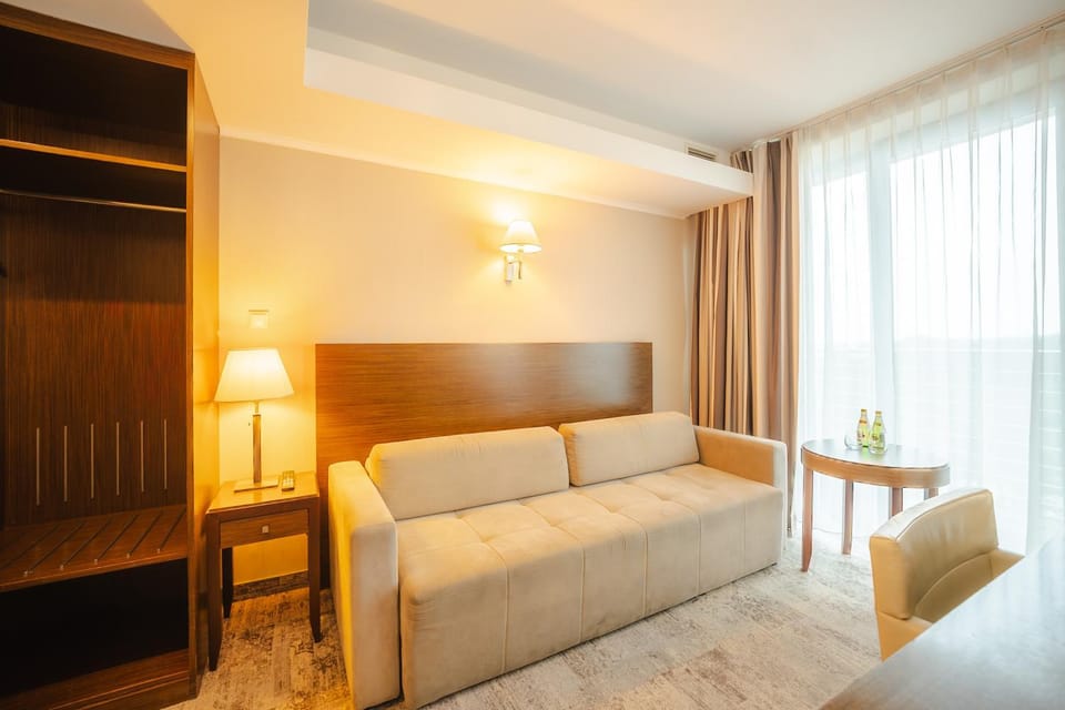 Bed, Living room, Photo of the whole room, Seating area