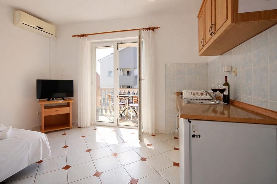 Kitchen or kitchenette, Living room, kitchen