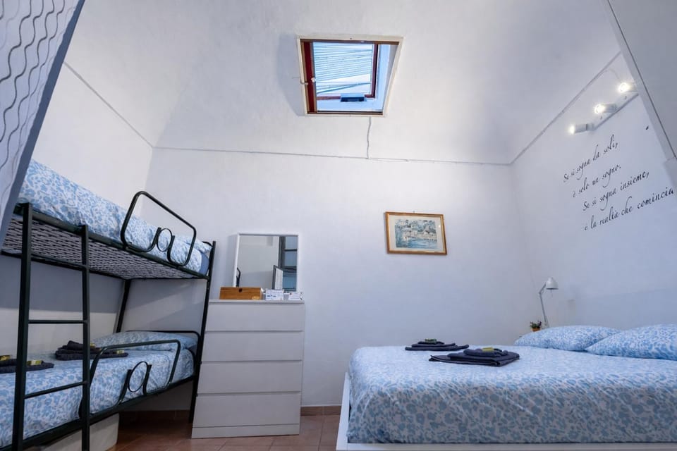 Bed, Photo of the whole room, bunk bed, towels