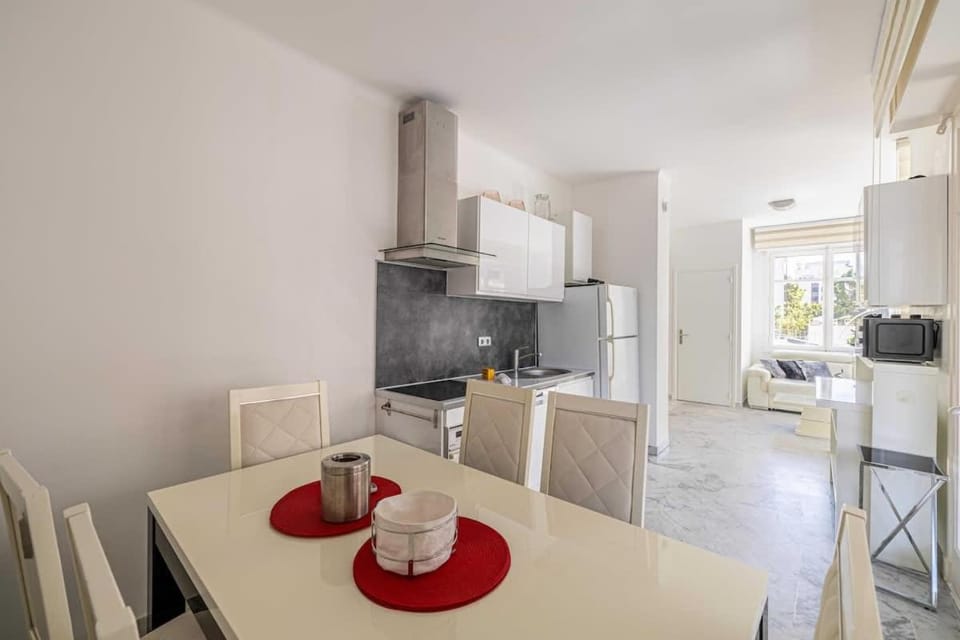 Charming 2BR Apartment 3 minutes from the sea Apartment in Cannes