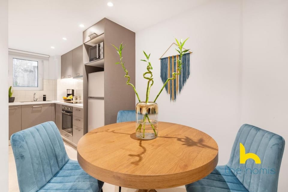 Modern Athenian Habitat near Acropolis & Museum! Apartment in Athens
