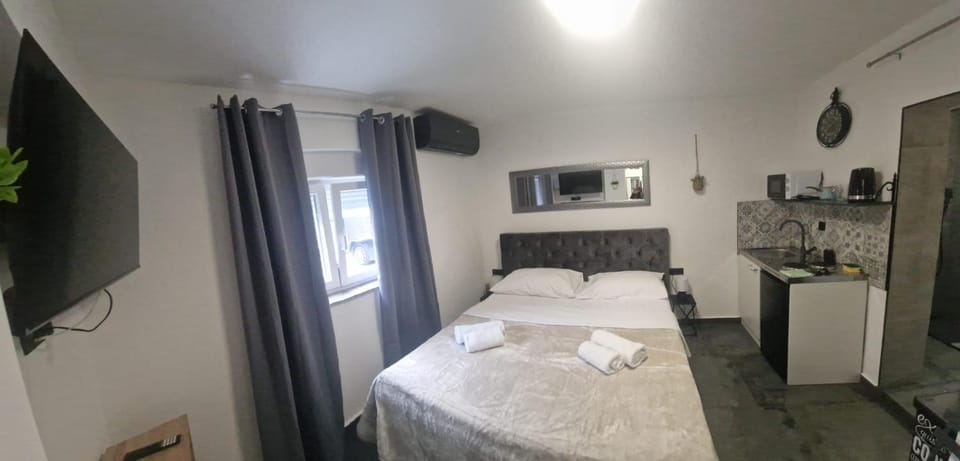 Bed, TV and multimedia, Kitchen or kitchenette, Photo of the whole room, Bedroom, towels