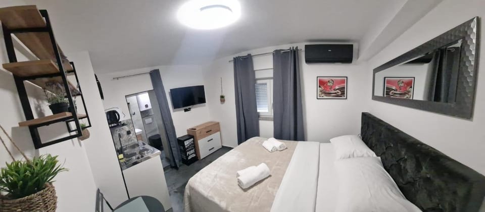 TV and multimedia, Kitchen or kitchenette, Photo of the whole room