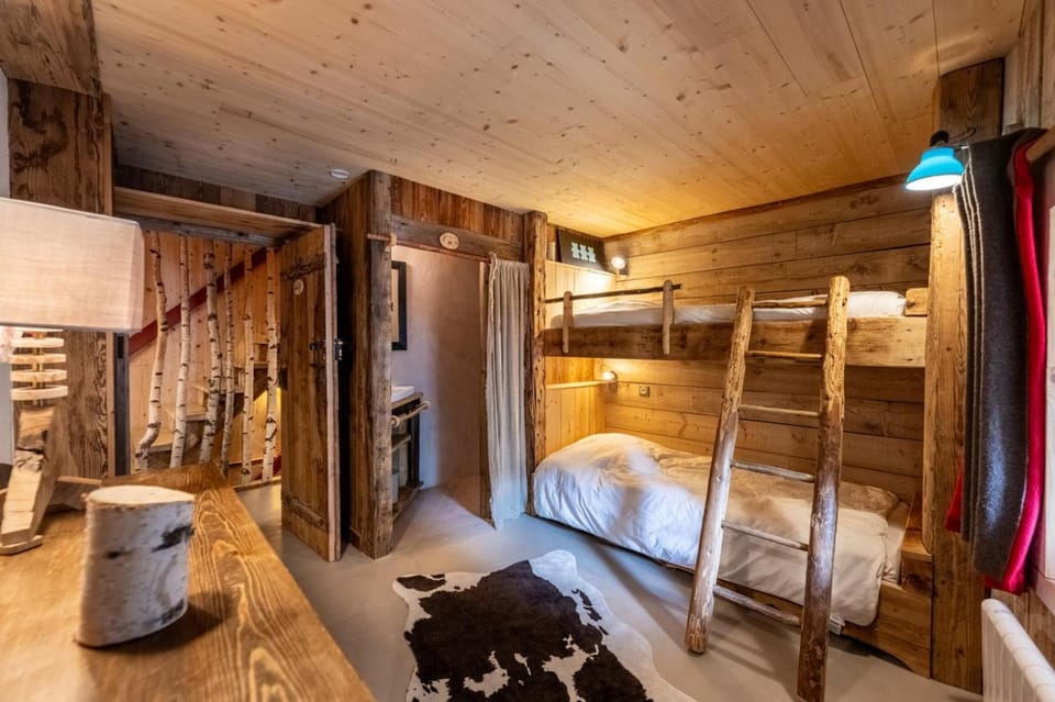 Bed, Bedroom, bunk bed, towels