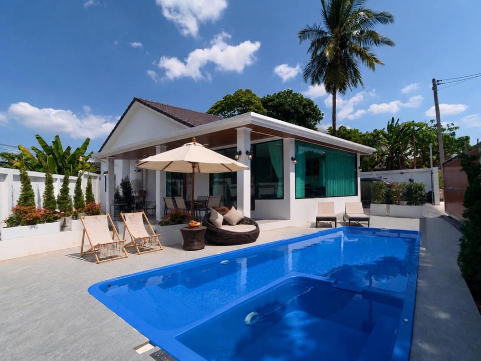 Property building, Swimming pool, sunbed