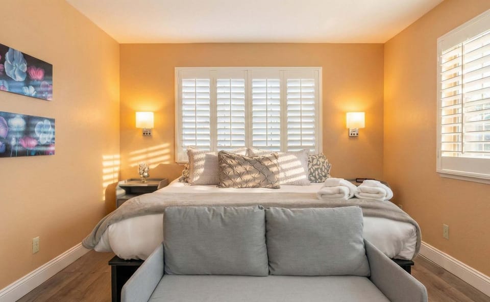 Bed, Seating area, Bedroom