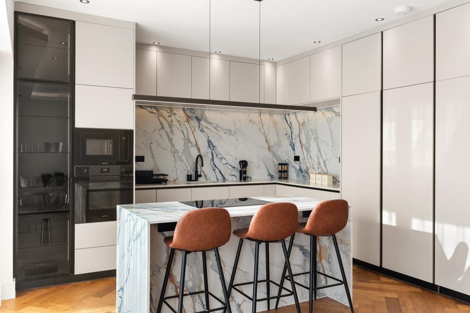 Spacious 5-Bedroom Family Home in Prime Location House in London