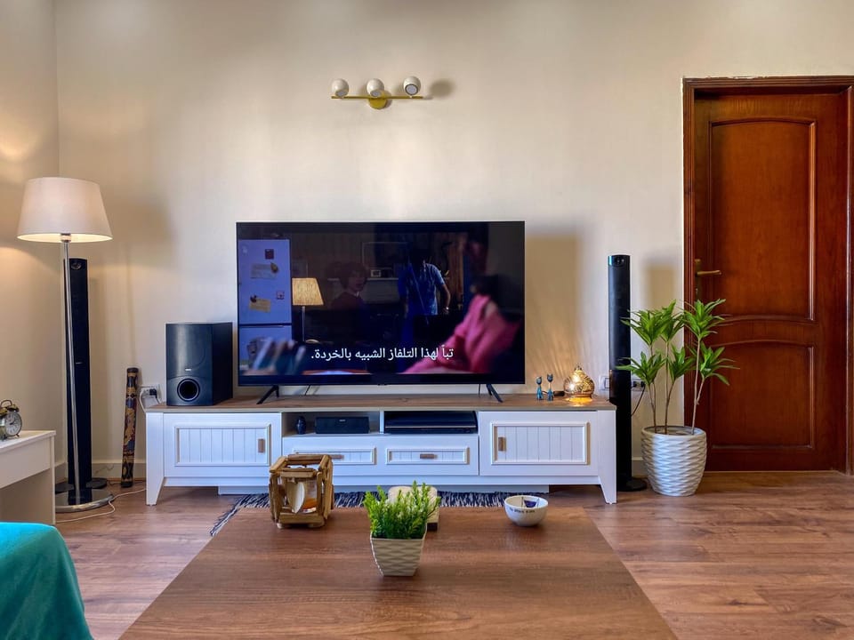Communal lounge/ TV room, TV and multimedia, Living room, Seating area, Evening entertainment