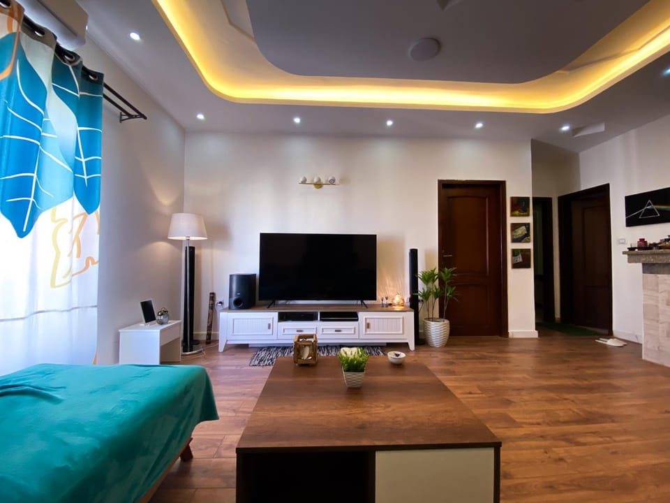 Communal lounge/ TV room, TV and multimedia, Living room, Seating area, Evening entertainment