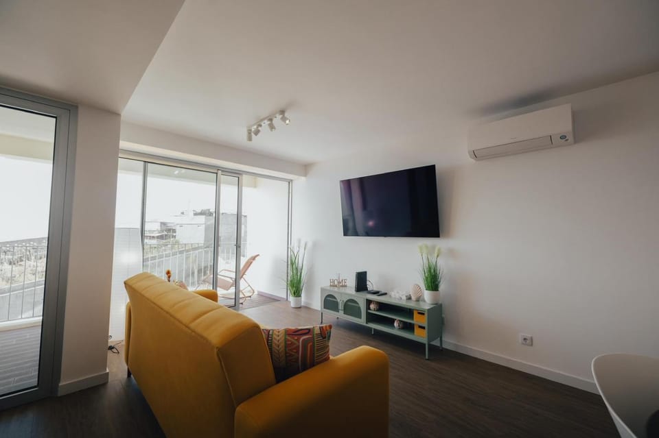 Communal lounge/ TV room, TV and multimedia, Living room, Seating area, Evening entertainment, air conditioner