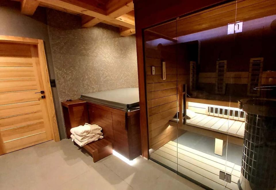 Hot Tub, Sauna