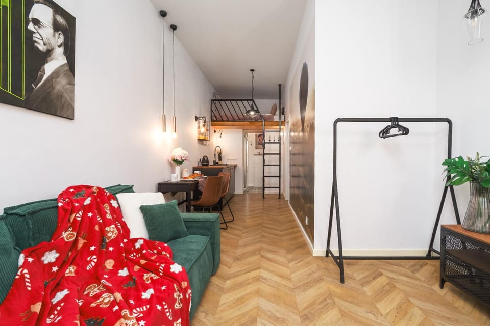 Property building, Bed, Kitchen or kitchenette, Living room, Photo of the whole room, Seating area, Dining area, Bedroom, oven, wardrobe