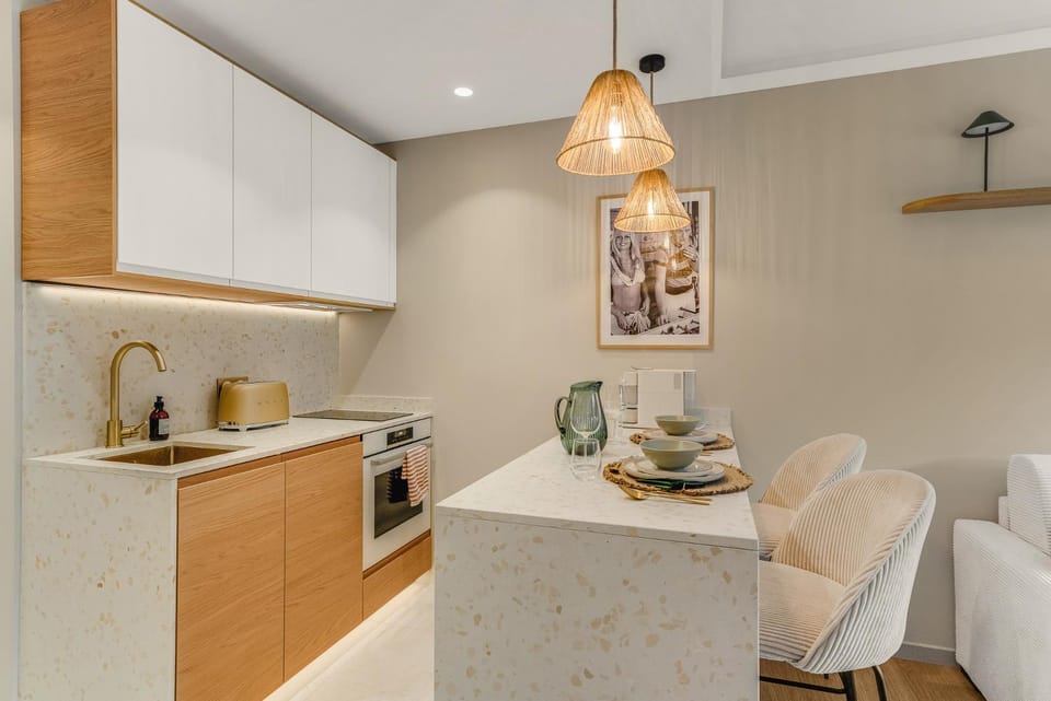 Coffee/tea facilities, Kitchen or kitchenette, Dining area, oven, stove, toaster