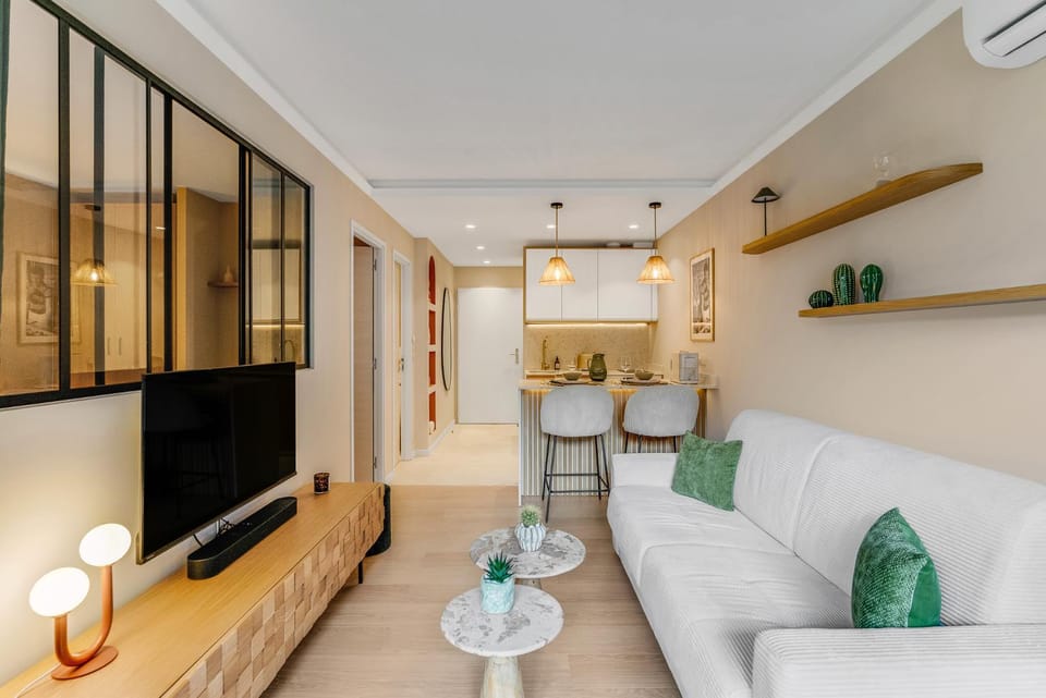 Communal lounge/ TV room, TV and multimedia, Kitchen or kitchenette, Living room, Dining area, air conditioner