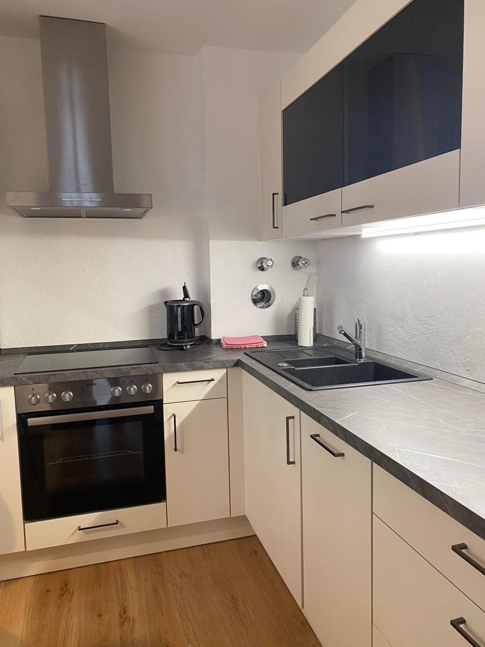 Coffee/tea facilities, Kitchen or kitchenette, dishwasher, stove, toaster