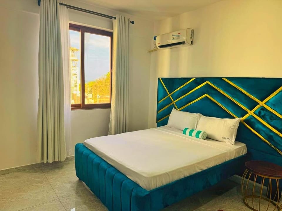 Bed, Photo of the whole room, Bedroom, air conditioner