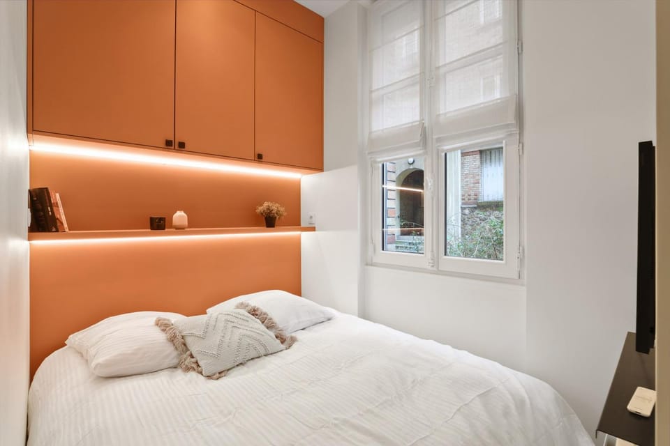 Photo of the whole room, Bedroom