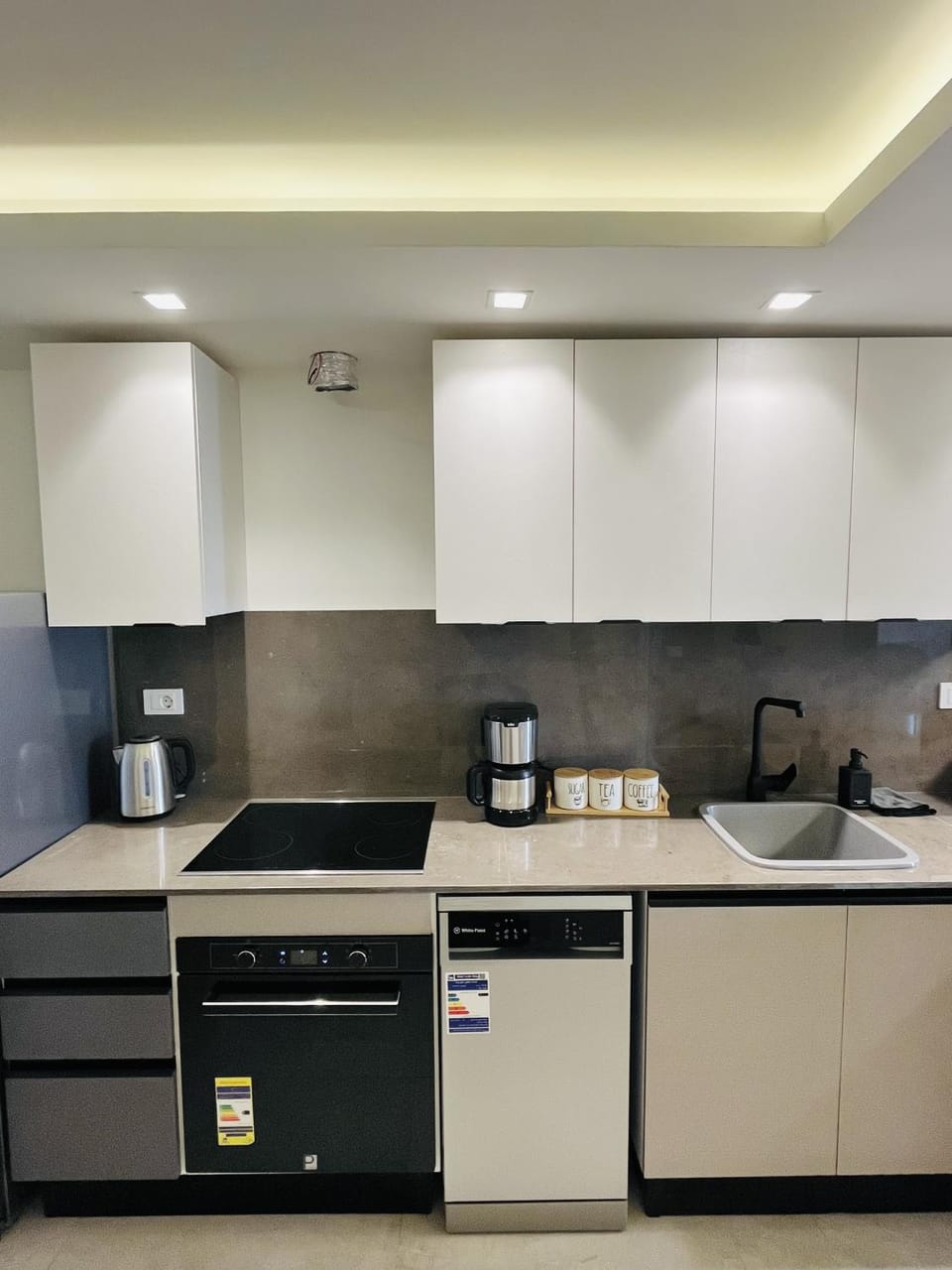 Coffee/tea facilities, Kitchen or kitchenette, oven, stove
