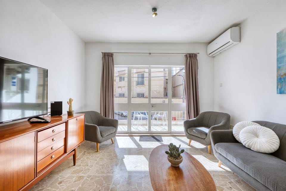 New to the market - 3BR Unit in St'Julians 5 minutes walk to the promenade Apartment in Saint Julians
