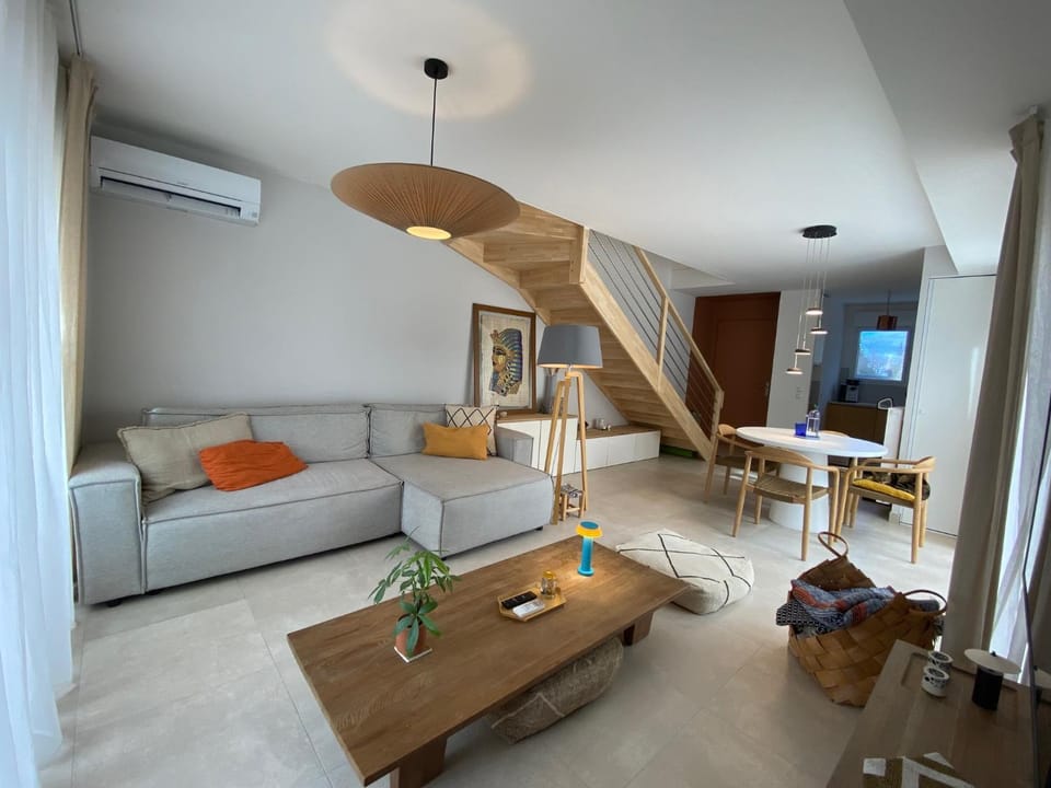 TV and multimedia, Living room, Seating area, air conditioner