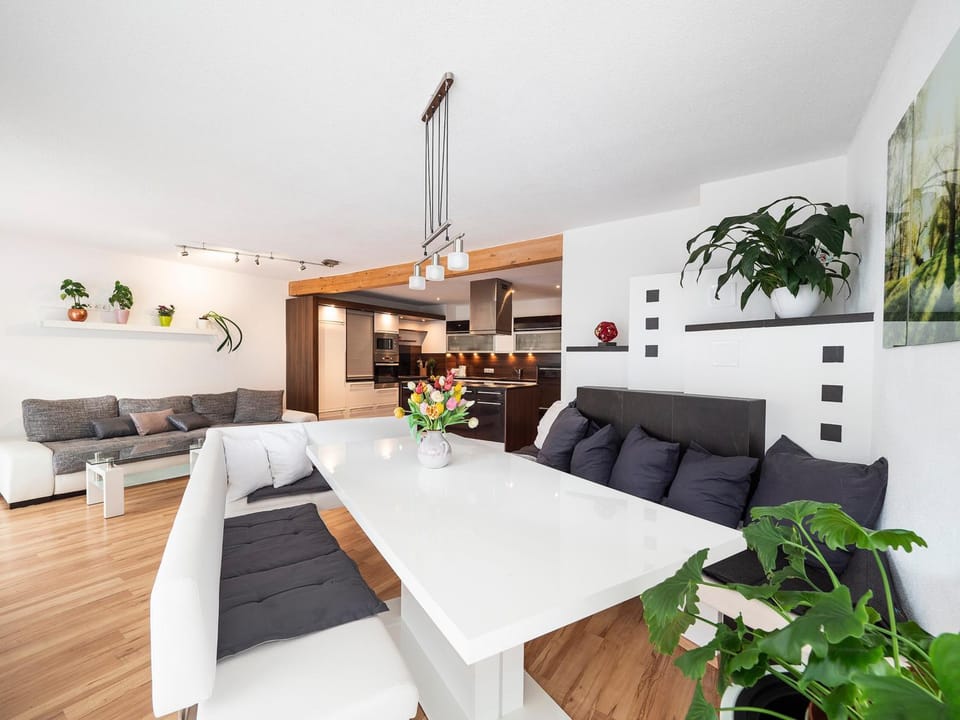 Kitchen or kitchenette, Living room, Seating area, Dining area