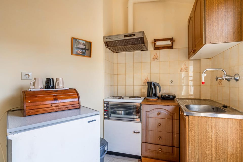 Kitchen or kitchenette, kitchen