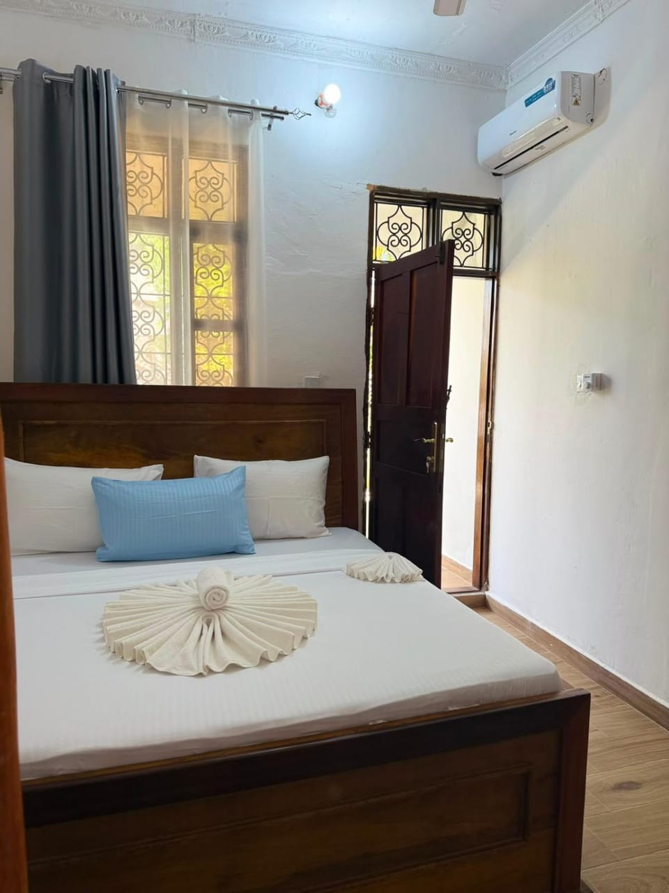Bed, Bedroom, towels, air conditioner