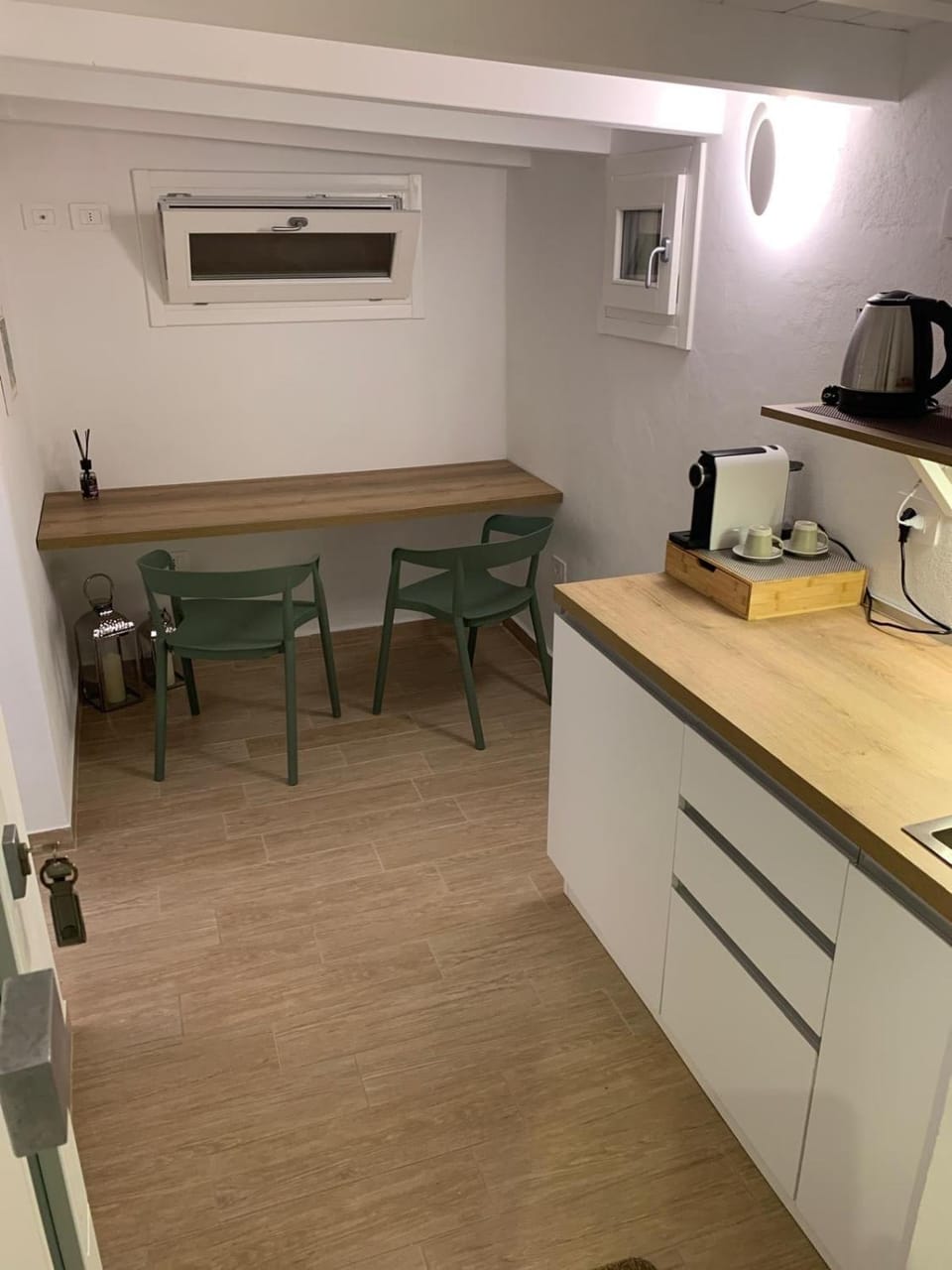 Coffee/tea facilities, Kitchen or kitchenette, Dining area, stove