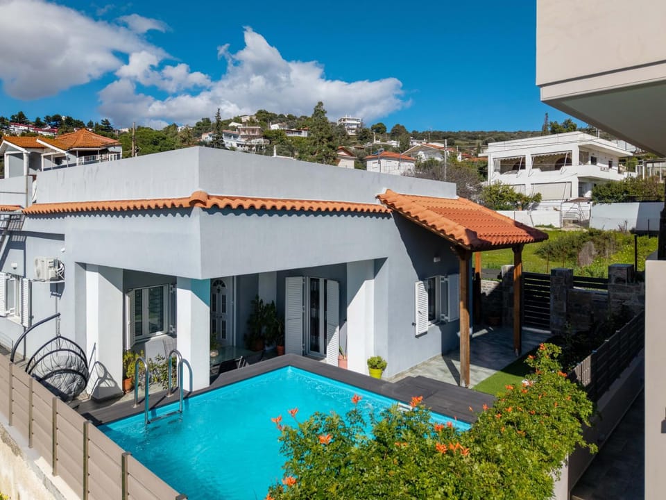 Property building, Day, Swimming pool
