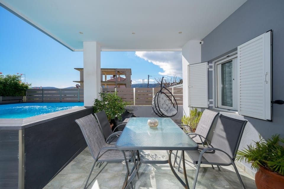 Property building, Patio, Balcony/Terrace, Swimming pool