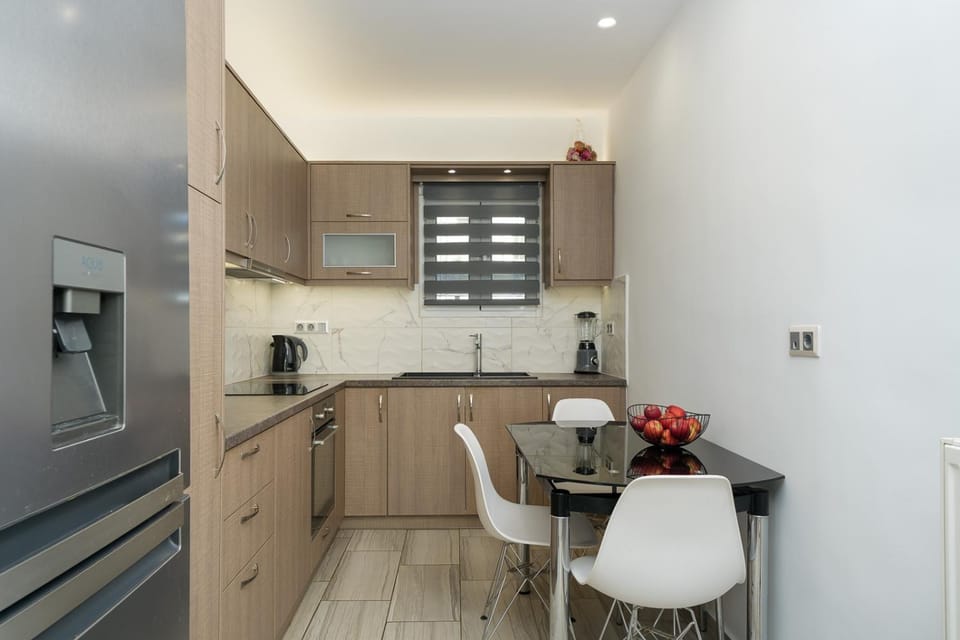 Coffee/tea facilities, Kitchen or kitchenette, Dining area, oven, stove