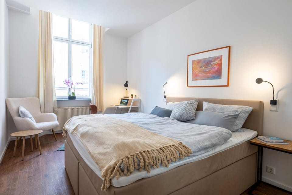 Seating area, Bedroom, towels