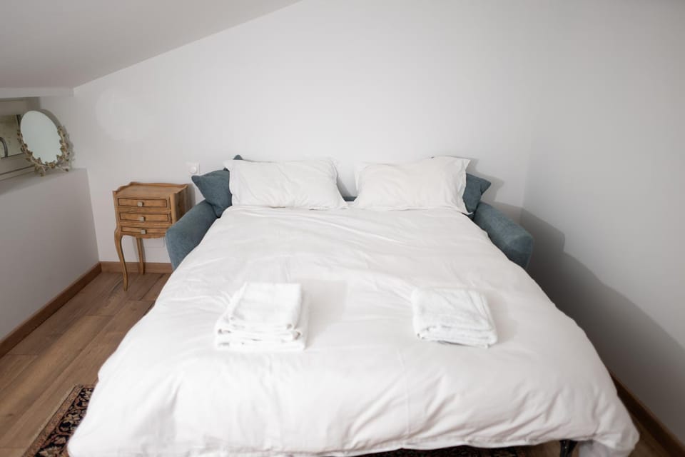 Bed, Photo of the whole room, Seating area, Bedroom, towels