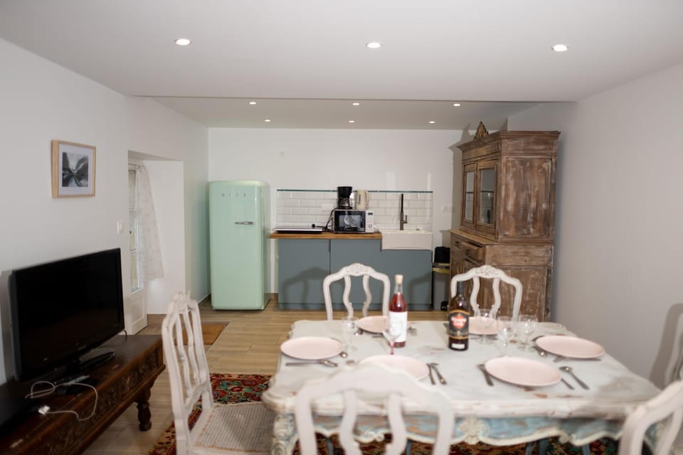 TV and multimedia, Kitchen or kitchenette, Living room, Dining area
