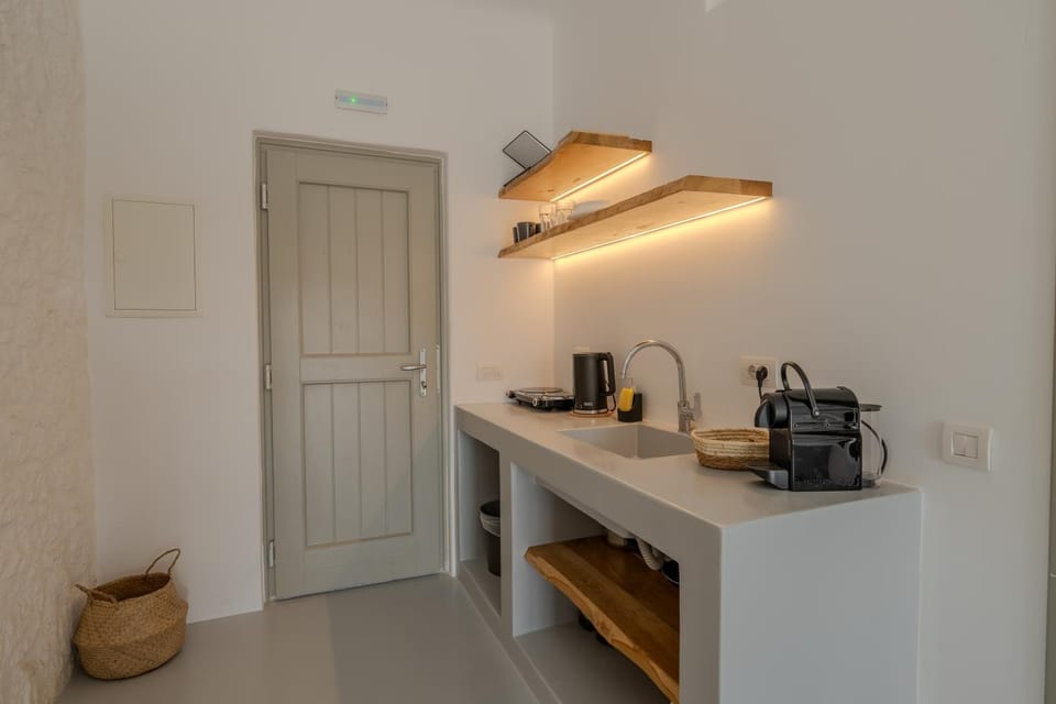 Coffee/tea facilities, Kitchen or kitchenette, stove