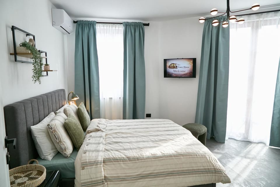 Bed, TV and multimedia, Photo of the whole room, Bedroom