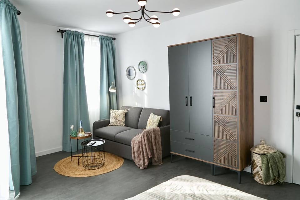 Bed, Photo of the whole room, Seating area, Bedroom, wardrobe