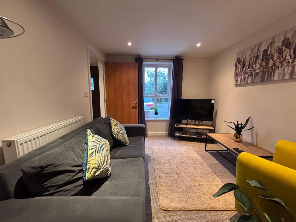 Communal lounge/ TV room, TV and multimedia, Living room, Seating area, Evening entertainment