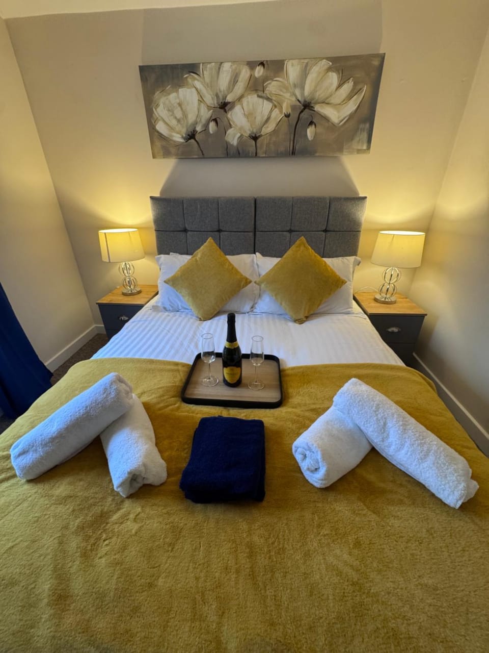 Bed, Photo of the whole room, Bedroom, towels