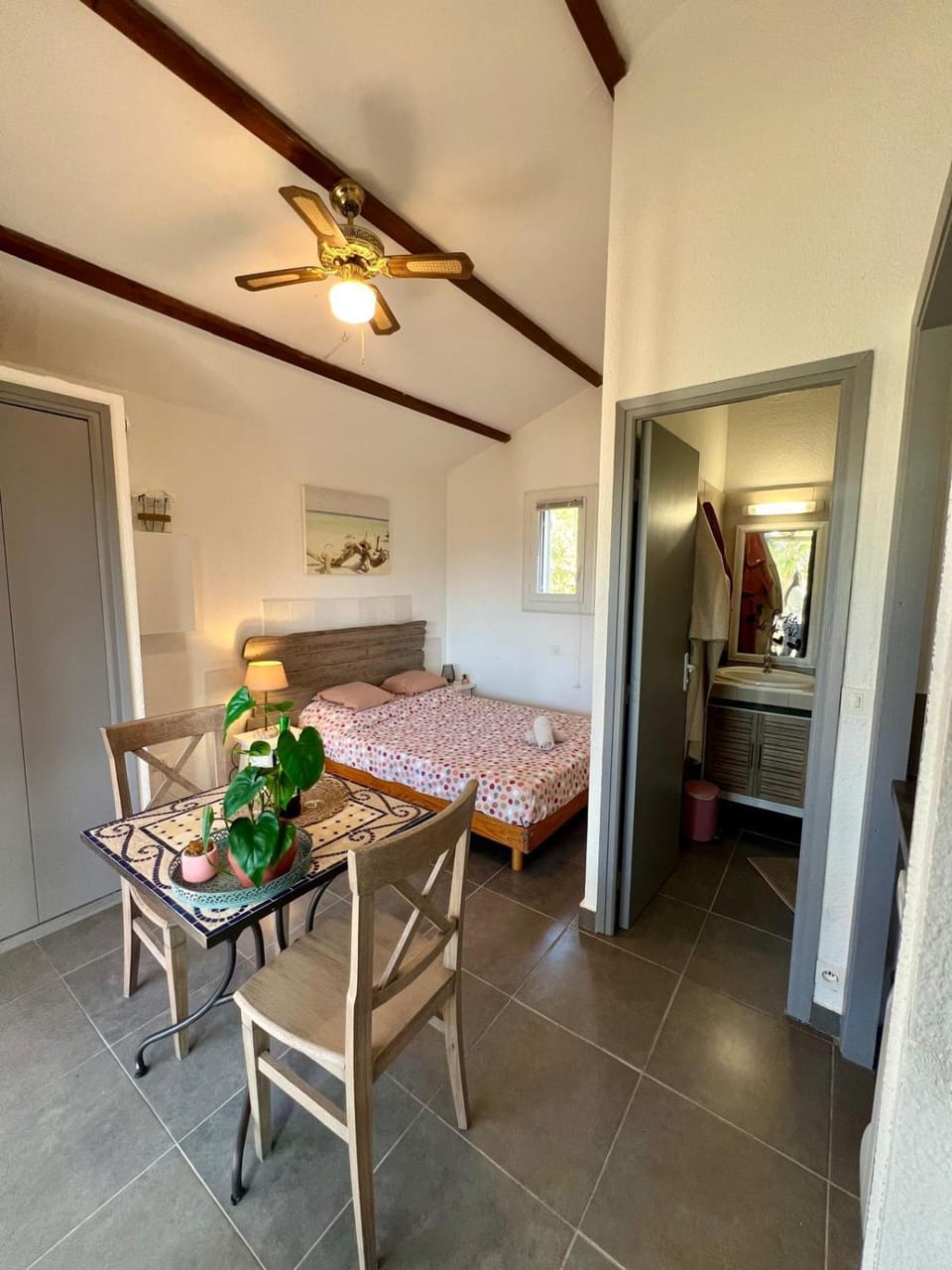 Photo of the whole room, Seating area, Dining area, Bedroom