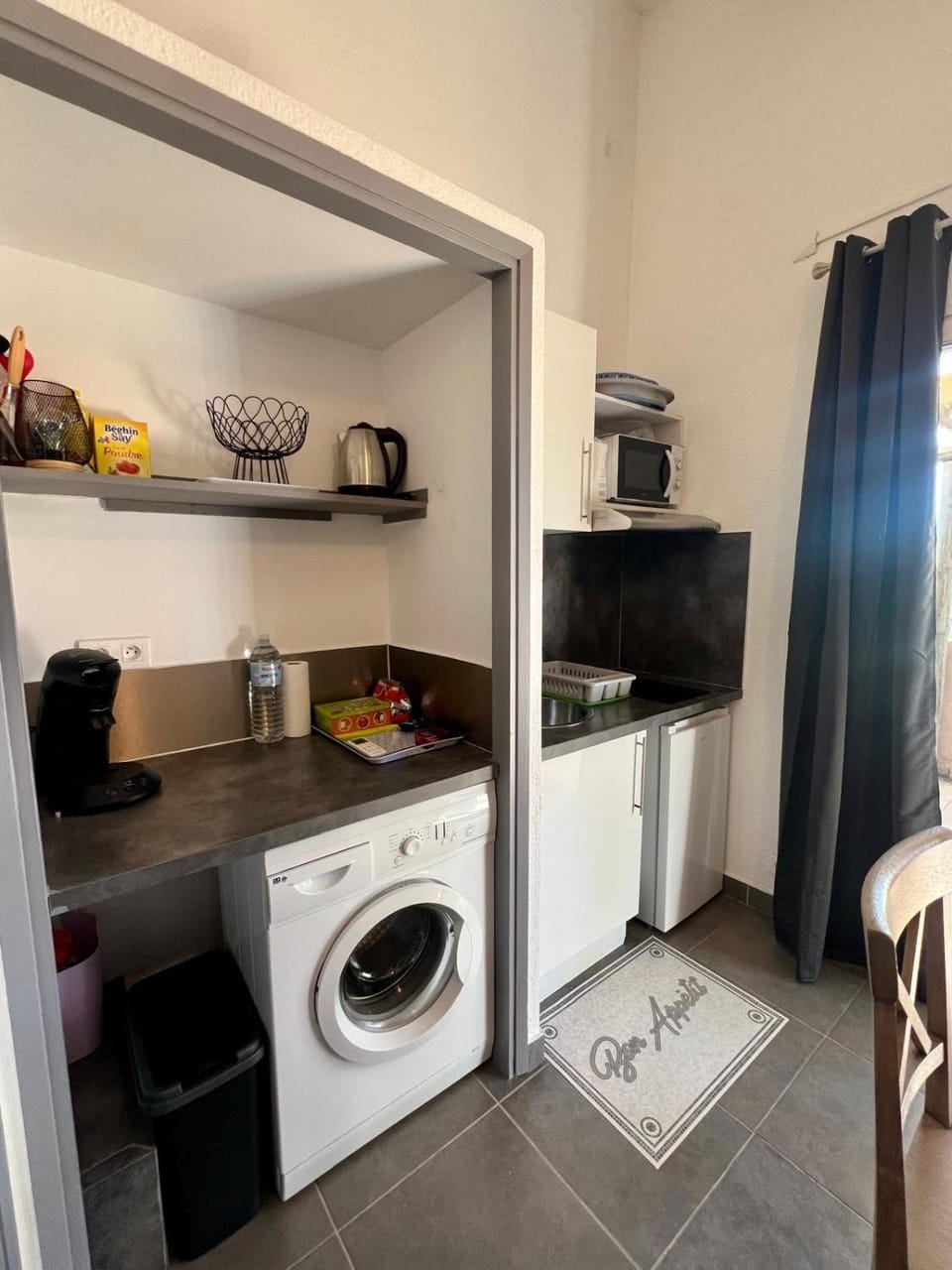 Kitchen or kitchenette, washing machine