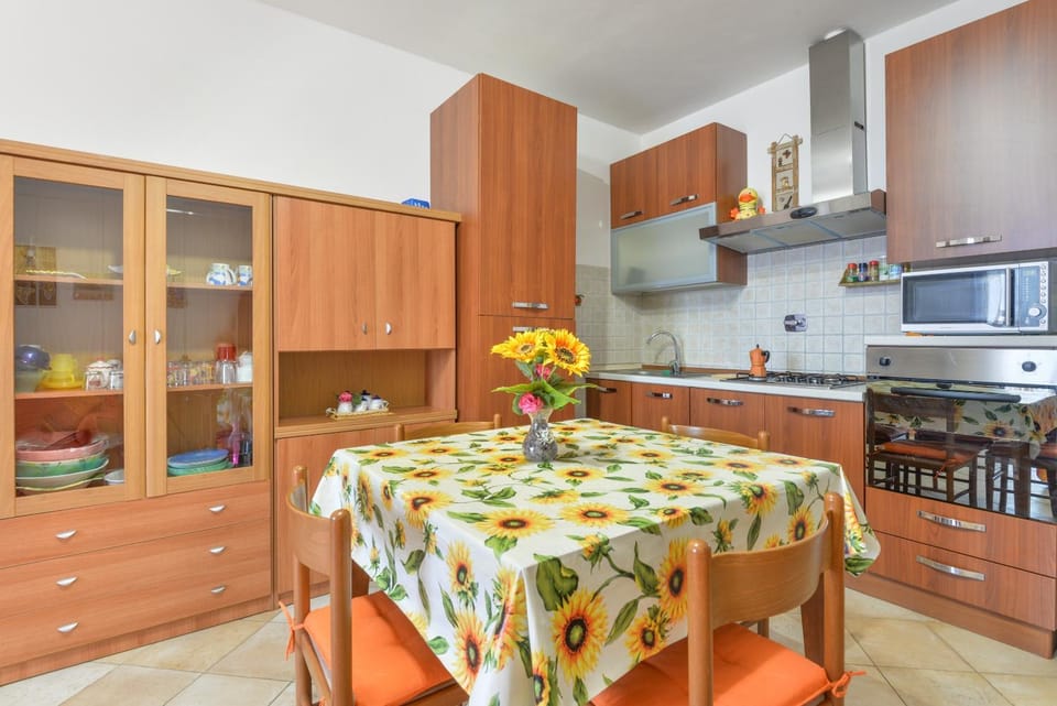 Kitchen or kitchenette, Living room