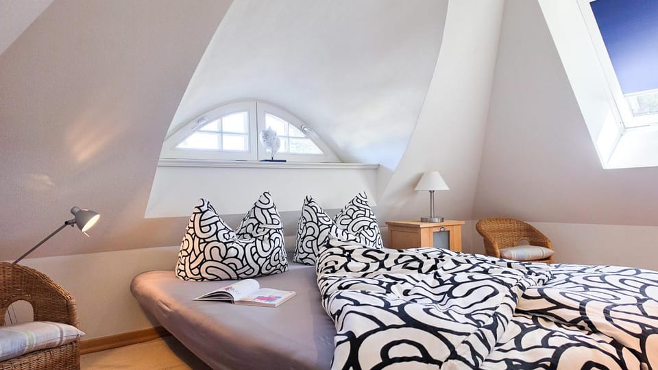 Bed, Photo of the whole room, Seating area, Bedroom