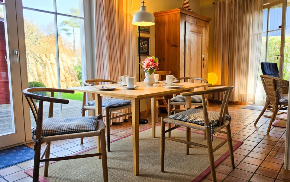 Seating area, Dining area