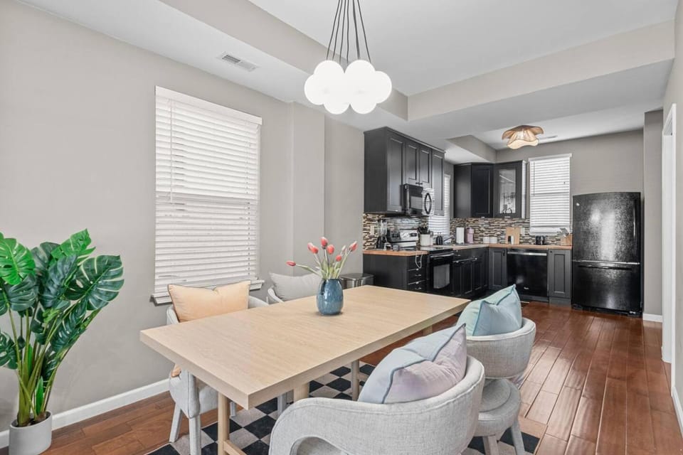 Sunlit Olive Haus | 3BR Duplex Near CWE House in Saint Louis
