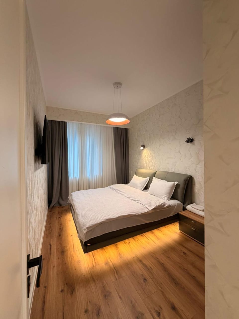 Bed, TV and multimedia, Bedroom